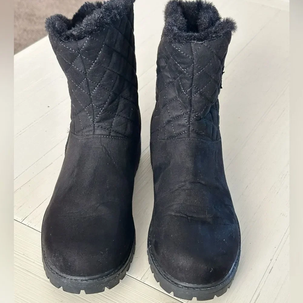 Black quilted faux suede winter slip on boots snap closure fur lined Size 7